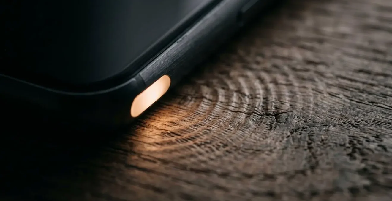 Détail macro d'une notification de service sur smartphone vue de très près