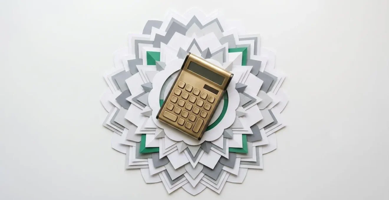 Bureau avec calculatrice et documents financiers pour calcul ROAS